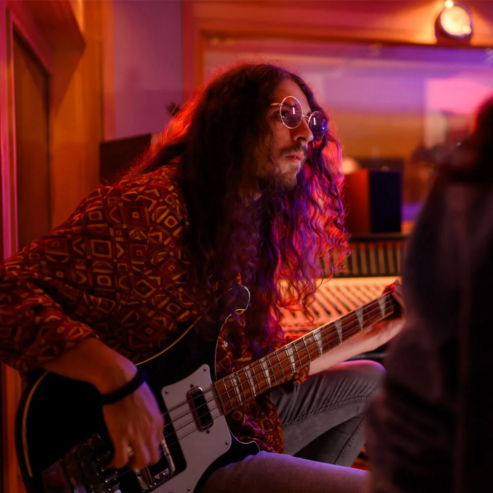 Un guitarrista tocando en directo